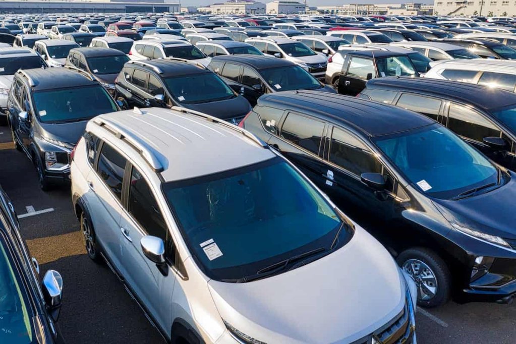 Cum să găsești cele mai bune oferte pentru rent a car automat în București fără garanție?