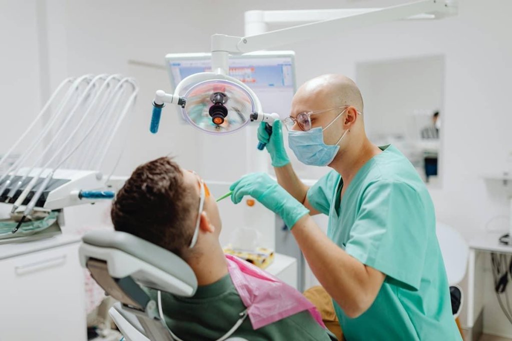 Lasere dentare: un partener modern în lupta contra parodontozei