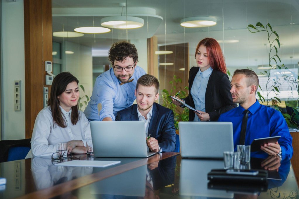 Cum transformă strategiile de optimizare a bugetelor de HR primele tradiționale în experiențe digitale?
