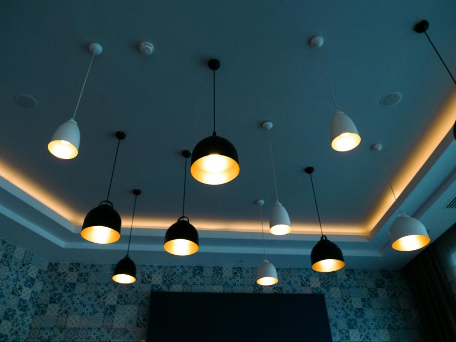 Tendințe în designul de iluminat pentru interiorul modern