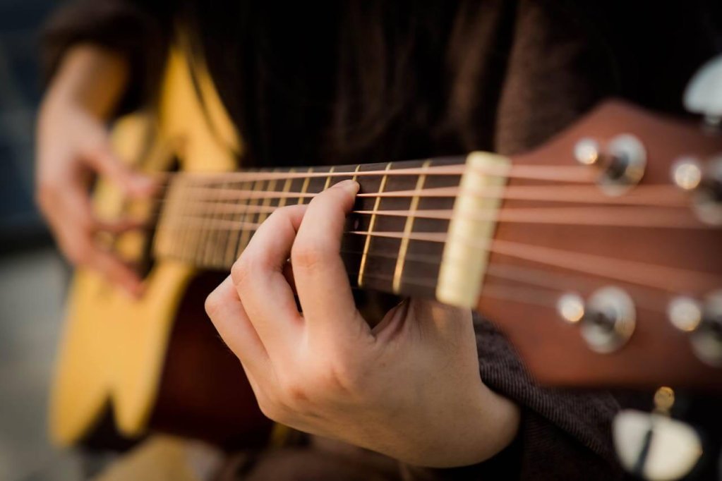 Cum alegi prima ta chitară acustică: ghid pentru începători