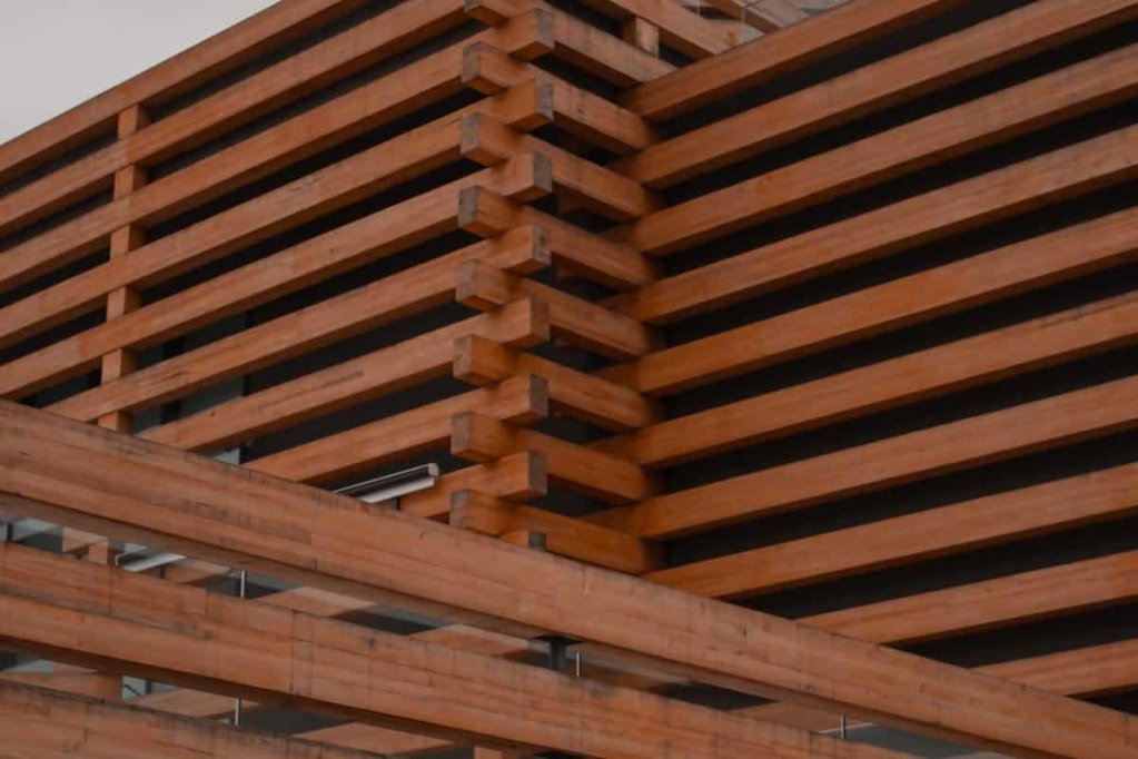 Cum să întreții corect structurile realizate din lemn de construcții
