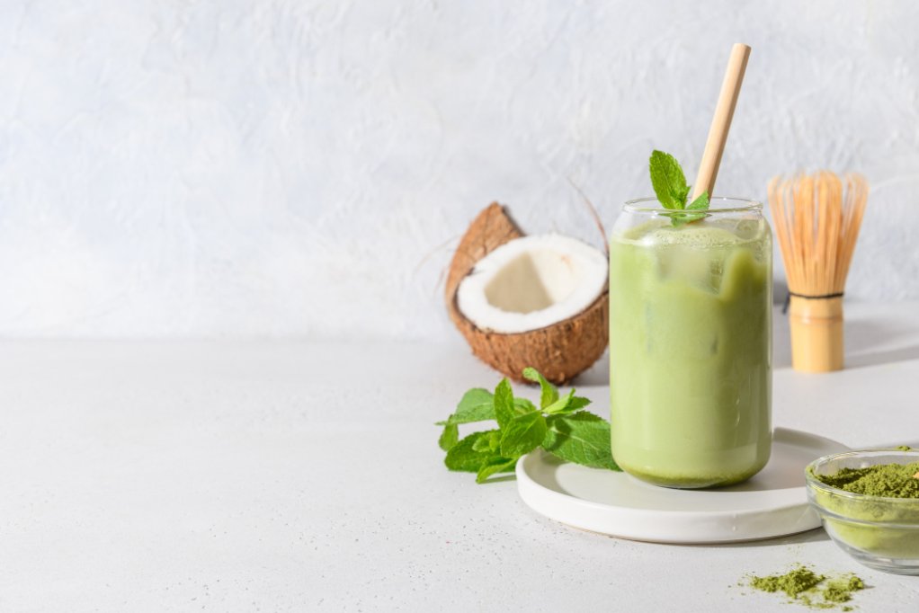 Rețete de matcha latte aromatizat: vanilie, cocos sau caramel