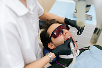 Laser dentar în chirurgia orală: aplicații și beneficii clinice