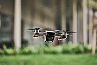 Merită să investești într-o dronă dacă ești pasionat de fotografie și videografie? Avantaje și limite reale