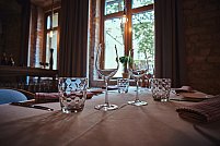 Robot de servire în restaurant: 6 întrebări pe care să le pui furnizorului înainte să cumperi sau să închiriezi