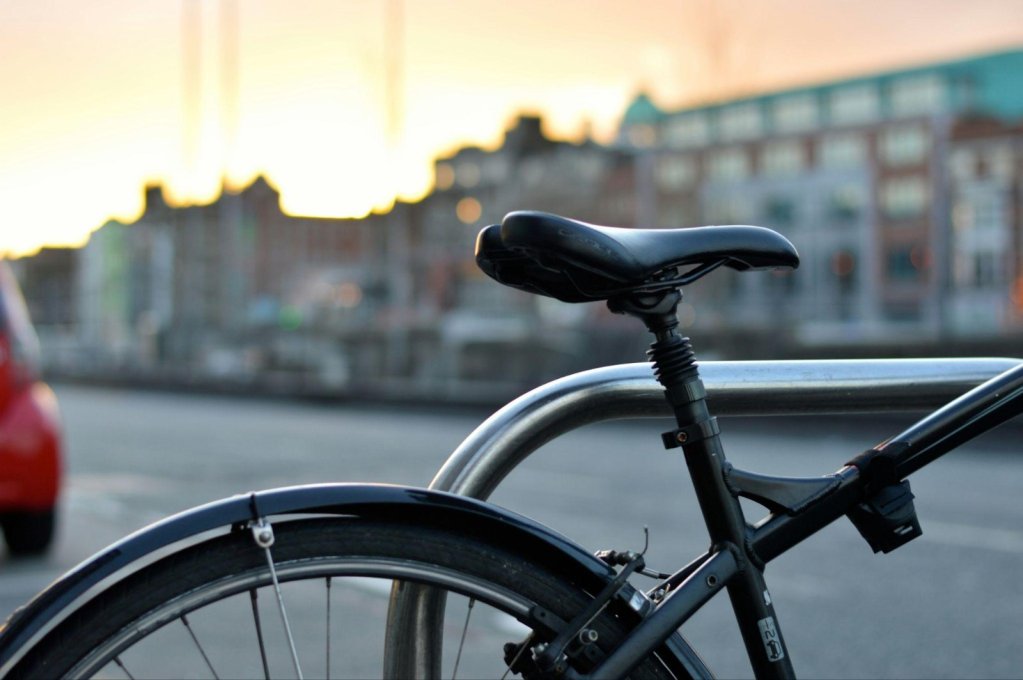 Bicicletă de oraș pe drum denivelat: confortul începe la roți